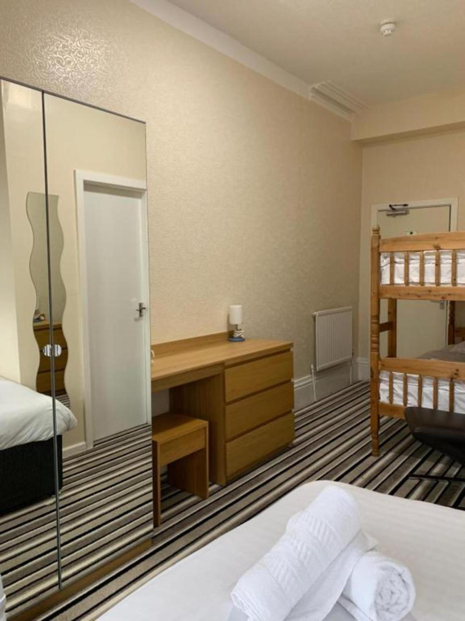 Oyo Wave Crest Hotel Блекпул Екстериор снимка