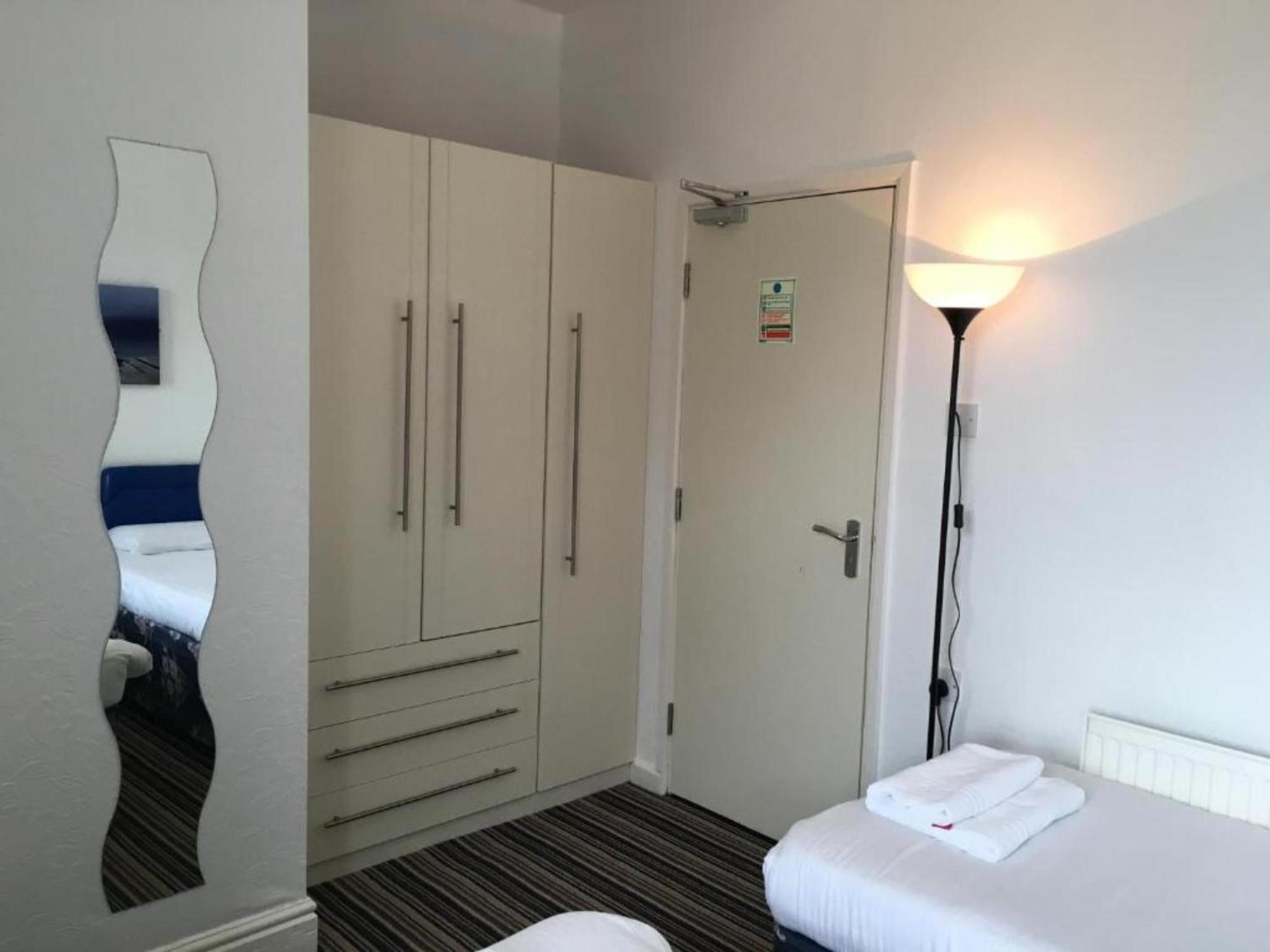 Oyo Wave Crest Hotel Блекпул Екстериор снимка